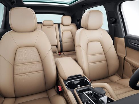 Certified 2023 Porsche Cayenne AWD/4WD image 4
