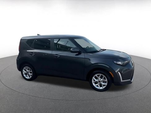 Used 2025 Kia Soul LX w/ LX Technology Package FWD image 2