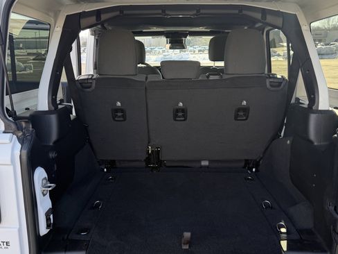 Used 2025 Jeep Wrangler Sahara image 32