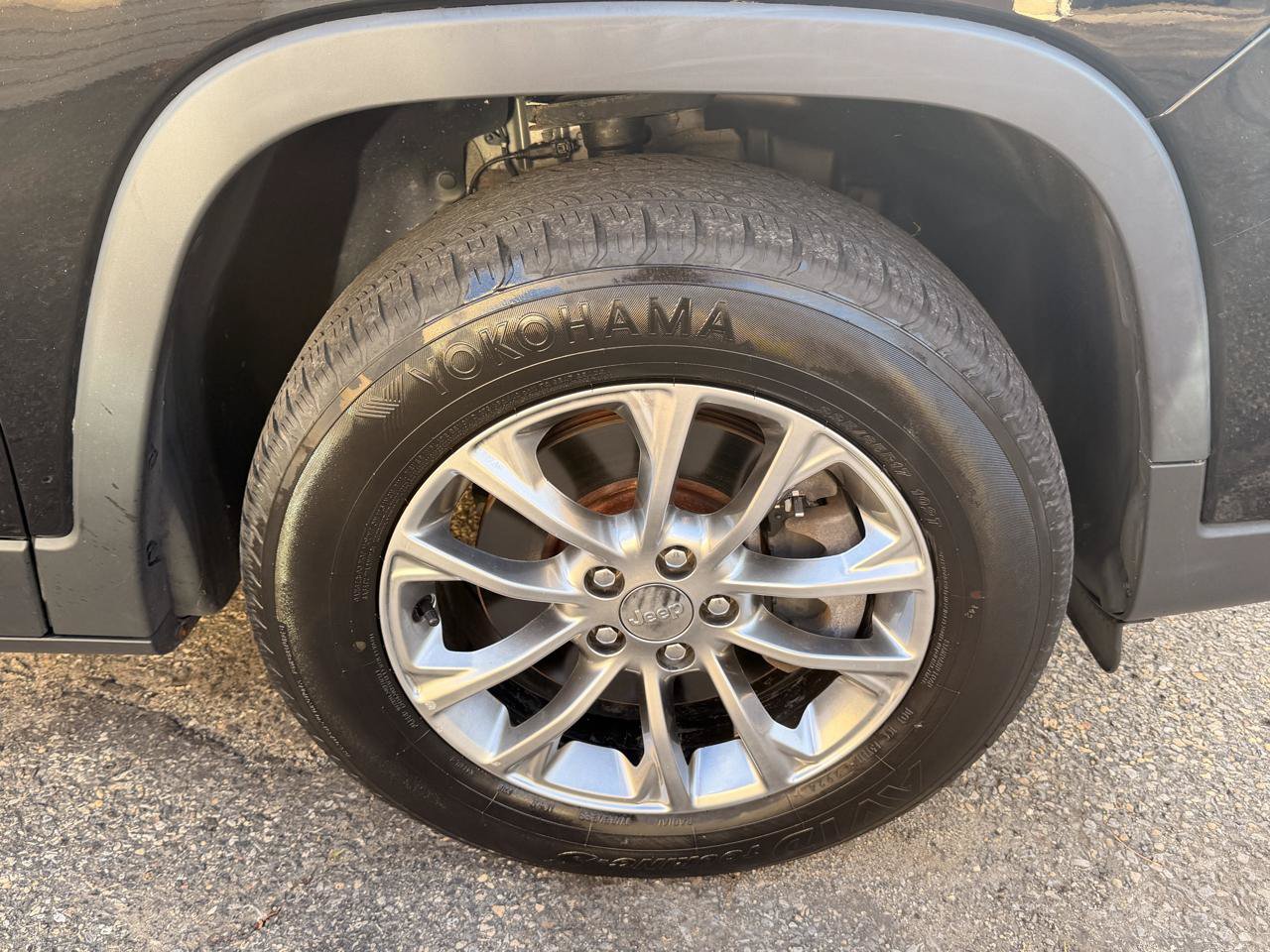 Used 2019 Jeep Cherokee Latitude Plus AWD/4WD image 14