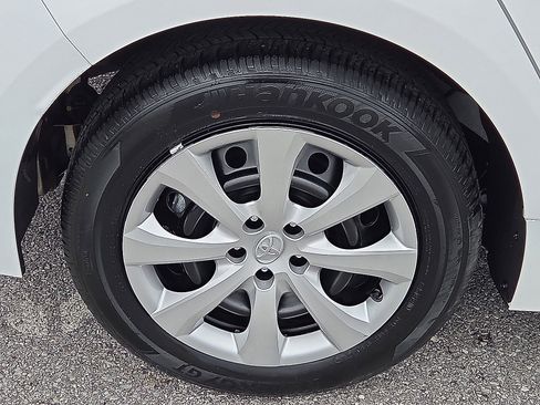 Used 2025 Toyota Corolla LE image 7