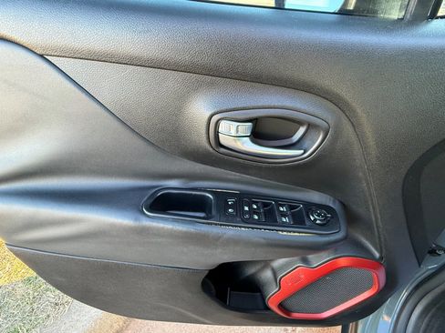 Used 2016 Jeep Renegade Trailhawk w/ Premium Trailhawk Package image 12