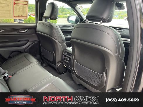 Used 2024 Jeep Grand Cherokee Altitude image 23