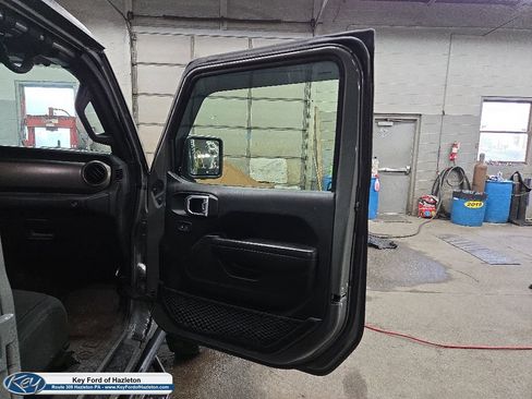 Used 2021 Jeep Gladiator Sport AWD/4WD image 17