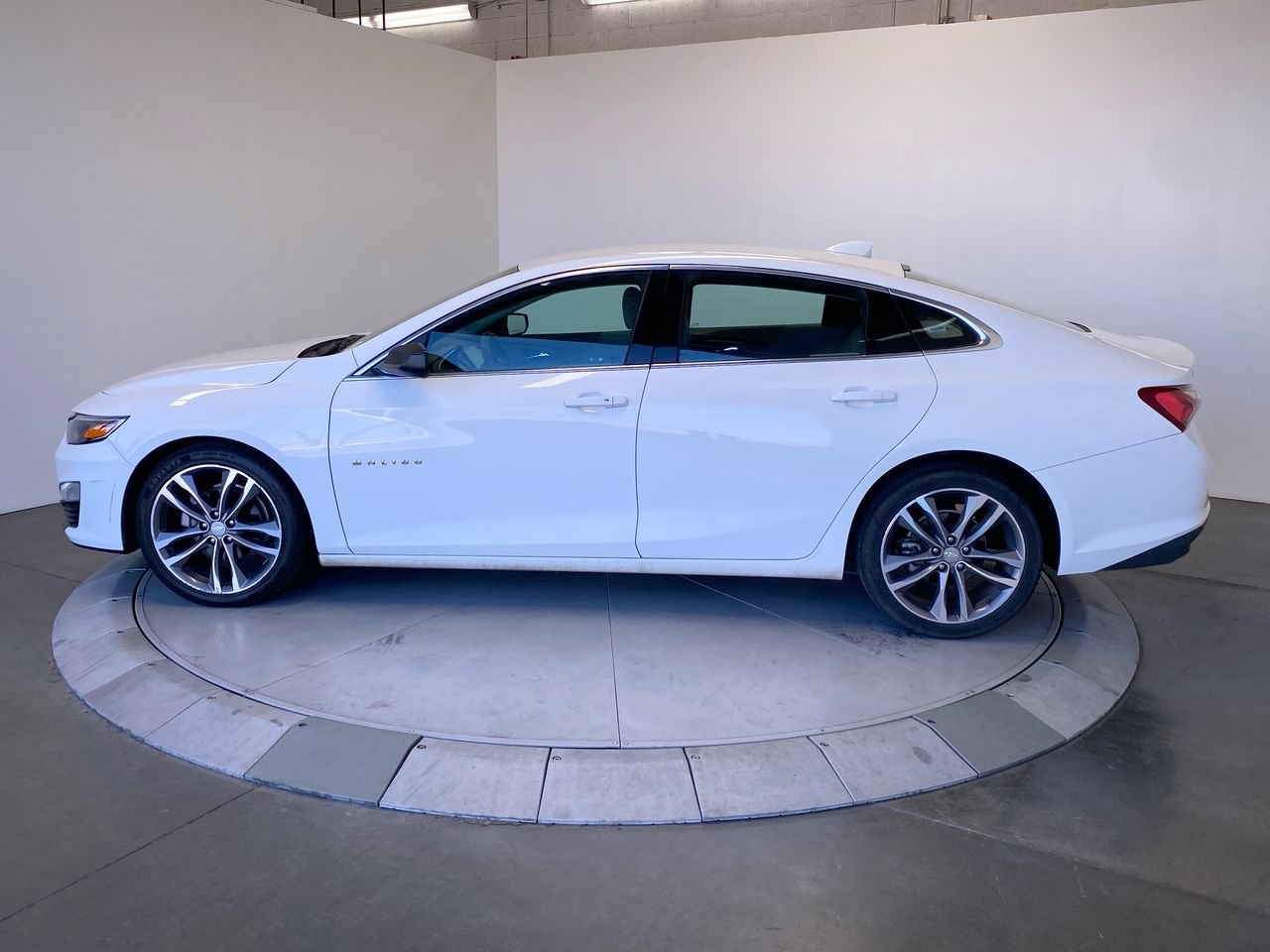 Used 2022 Chevrolet Malibu LT FWD image 2