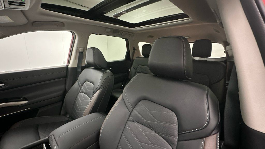 Certified 2024 Nissan Pathfinder Platinum AWD/4WD image 9