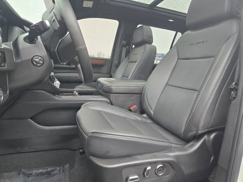 Used 2025 GMC Yukon Denali w/ Sun & Power Step Package image 10