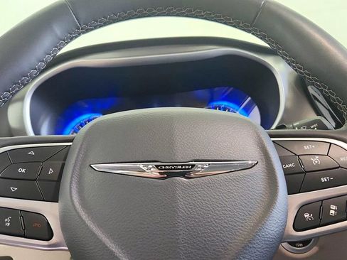 Used 2023 Chrysler Pacifica Touring-L FWD image 18