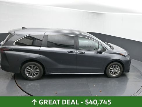 Used 2025 Toyota Sienna LE image 42
