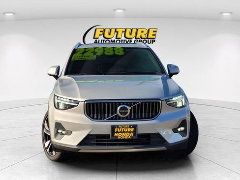 Used 2023 Volvo XC40 B5 Plus image 2