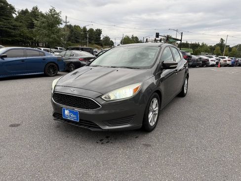 Used 2017 Ford Focus SE FWD image 2