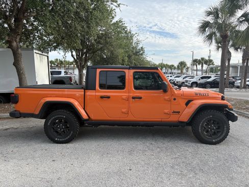 Used 2025 Jeep Gladiator Sport AWD/4WD image 8