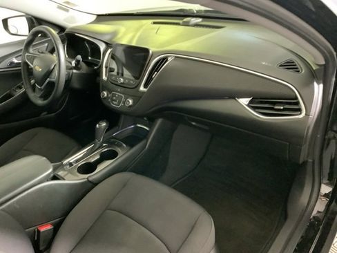 Used 2017 Chevrolet Malibu LT image 34