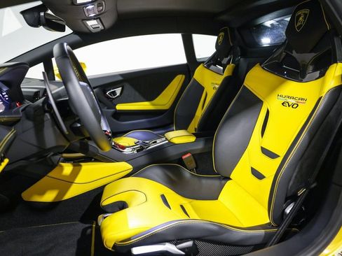 Used 2020 Lamborghini Huracan EVO image 28