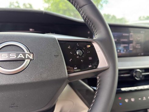 Used 2025 Nissan Murano SV AWD/4WD image 17