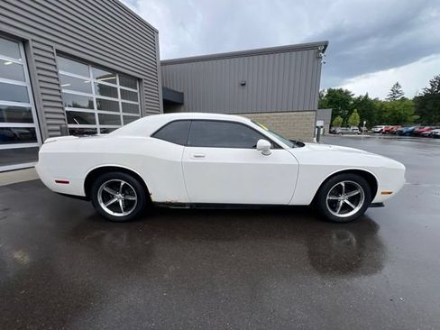 Used 2010 Dodge Challenger SE RWD image 4