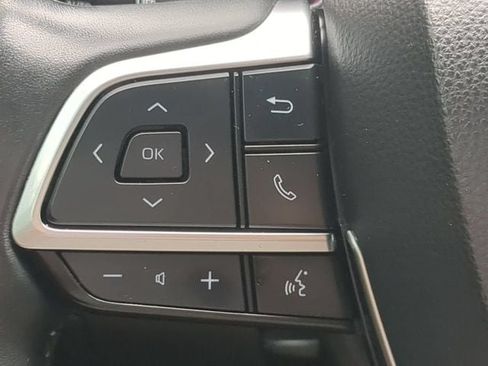 Used 2020 Toyota Highlander XLE AWD/4WD image 24