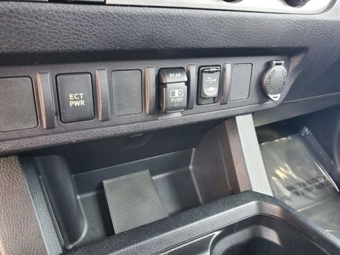 Used 2018 Toyota Tacoma SR5 image 22