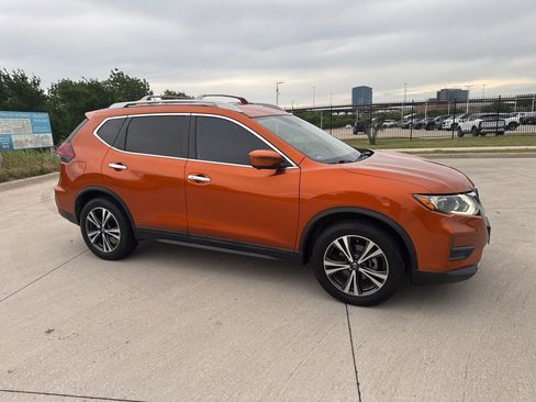 Used 2019 Nissan Rogue SV w/ Premium Package FWD image 1