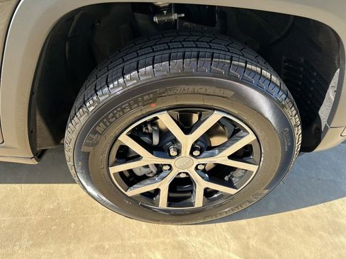 New 2025 Jeep Grand Cherokee Limited image 9