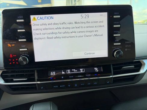 Used 2024 Toyota Sienna XLE FWD image 12