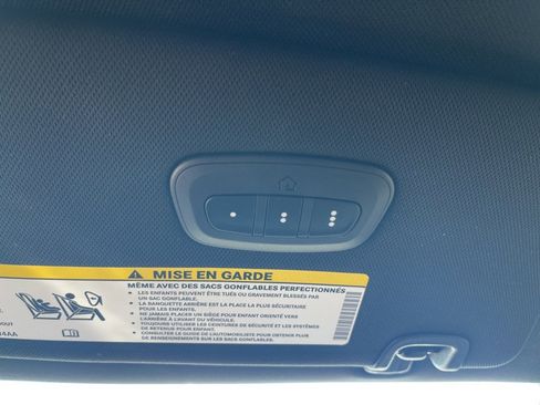 Used 2025 Chrysler Pacifica Limited image 35