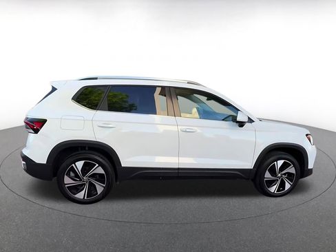 Used 2025 Volkswagen Taos SE image 15