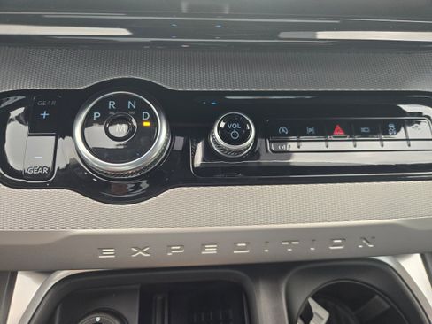 New 2025 Ford Expedition Active image 34