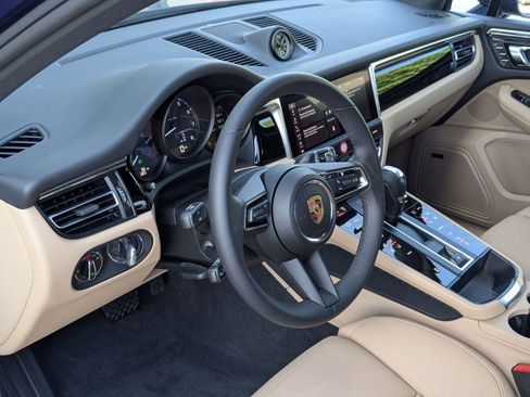 Certified 2025 Porsche Macan image 4