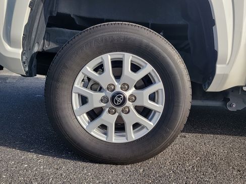 Certified 2024 Toyota Tacoma SR5 AWD/4WD image 10