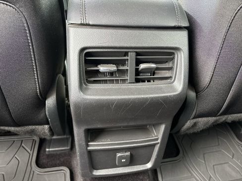 Used 2017 Ford Edge SE image 23