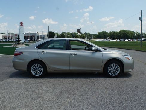 Used 2017 Toyota Camry LE FWD image 13