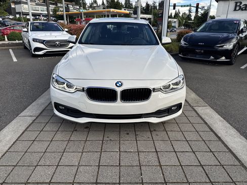 Used 2018 BMW 320i xDrive Sedan AWD/4WD image 2