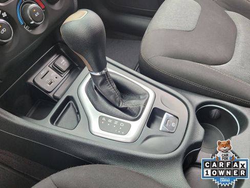 Used 2018 Jeep Cherokee Latitude FWD image 27