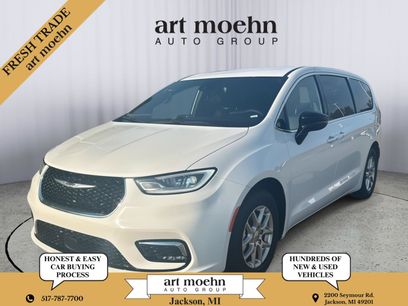 Used 2025 Chrysler Pacifica Select