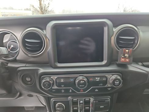 Used 2022 Jeep Gladiator Sport image 19