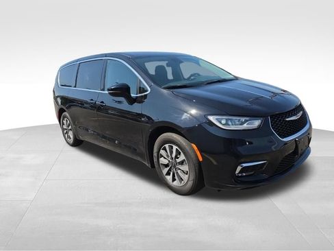 Used 2024 Chrysler Pacifica Limited FWD image 4