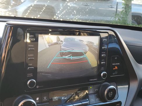 Used 2021 Toyota Highlander L FWD image 20