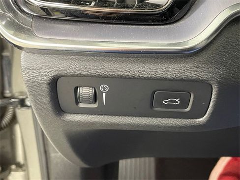 Used 2020 Volvo V60 T5 Cross Country image 9