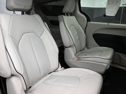 Used 2018 Chrysler Pacifica Limited w/ Advanced Safetytec Group FWD image 25