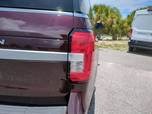 Used 2024 Ford Expedition XLT RWD image 11