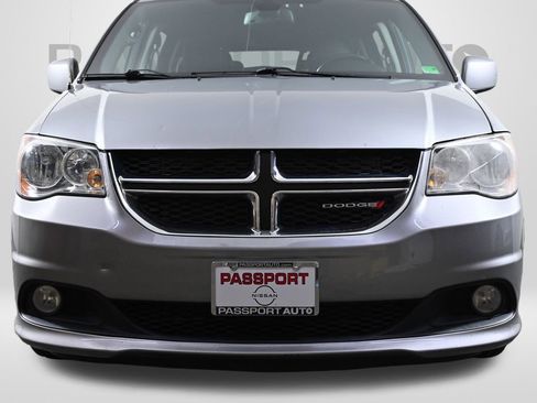 Used 2019 Dodge Grand Caravan SXT image 2