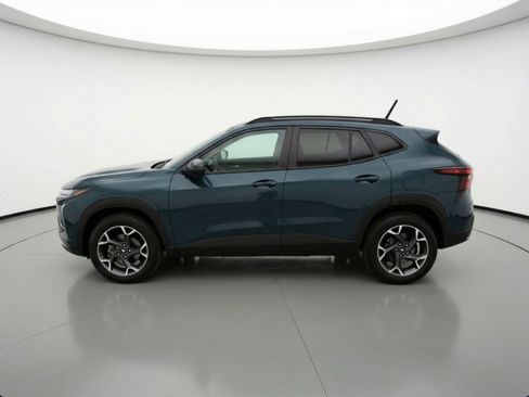 Used 2025 Chevrolet Trax LT FWD image 5