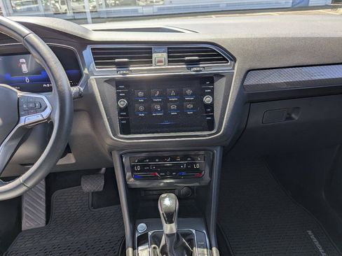 Used 2022 Volkswagen Tiguan SE AWD/4WD image 17