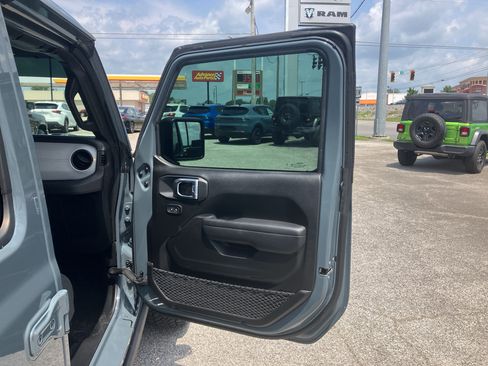 Used 2025 Jeep Gladiator Sport AWD/4WD image 18