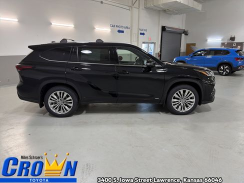 New 2026 Toyota Highlander Platinum image 10