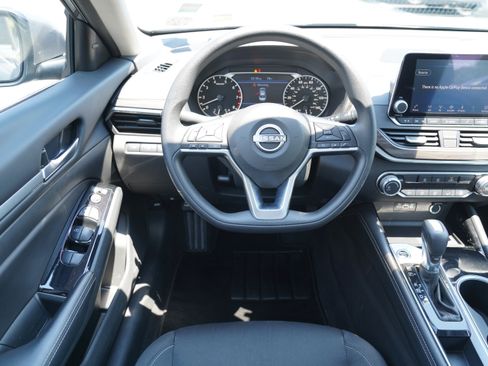 Used 2023 Nissan Altima 2.5 SV FWD image 14
