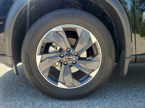 Certified 2025 Nissan Rogue SV FWD image 9