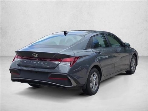 Used 2025 Hyundai Elantra SE FWD image 5