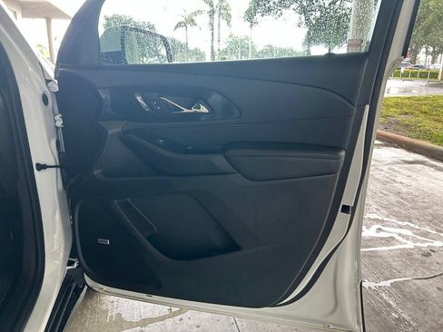 Used 2023 Chevrolet Traverse RS FWD image 28